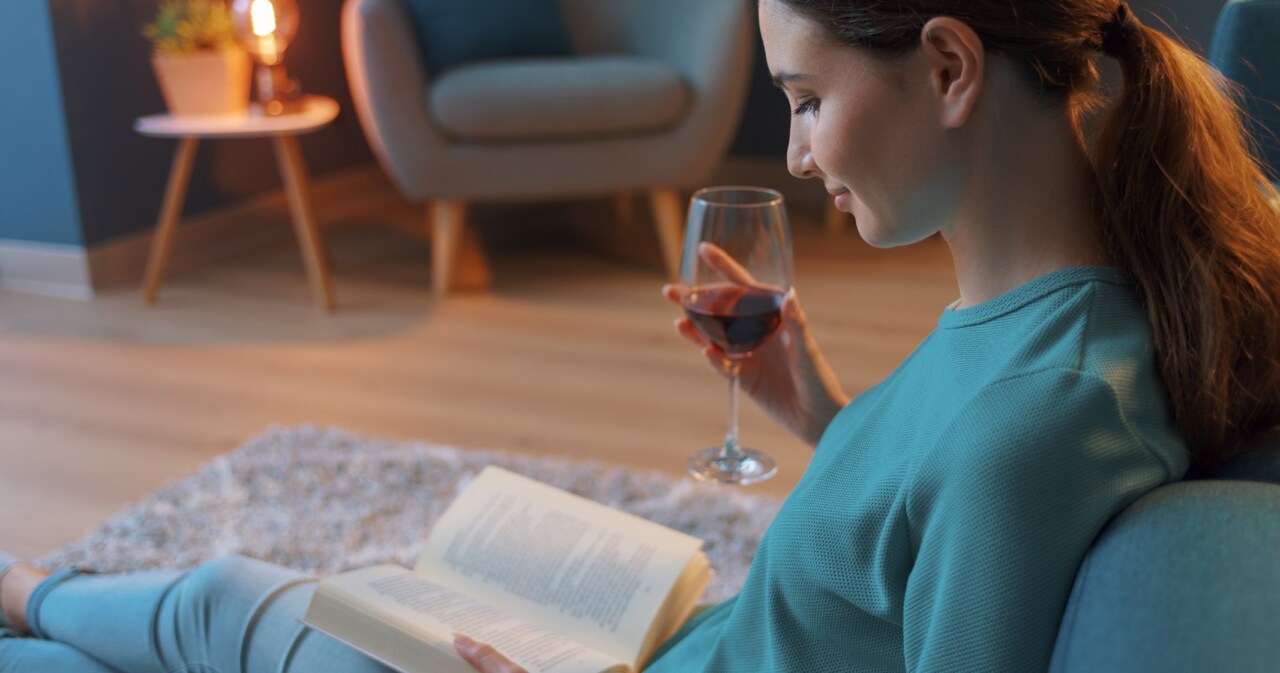 Frau mit einem Glas Wein